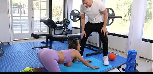  Single Mom Stripper Is Seducing Her Personal Trainer During A Workout